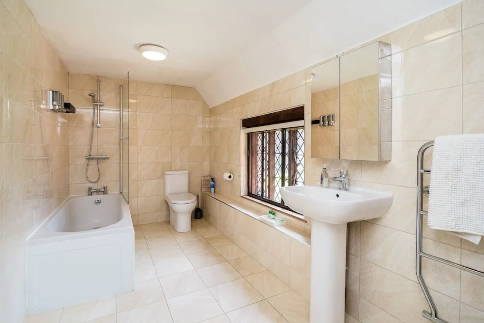 Gildridge Estat Large Group Tennis Court