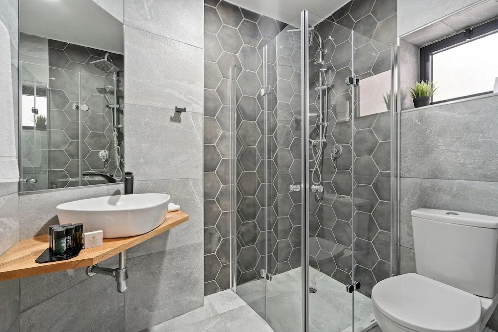 La Finca Luxury Suites Hotel