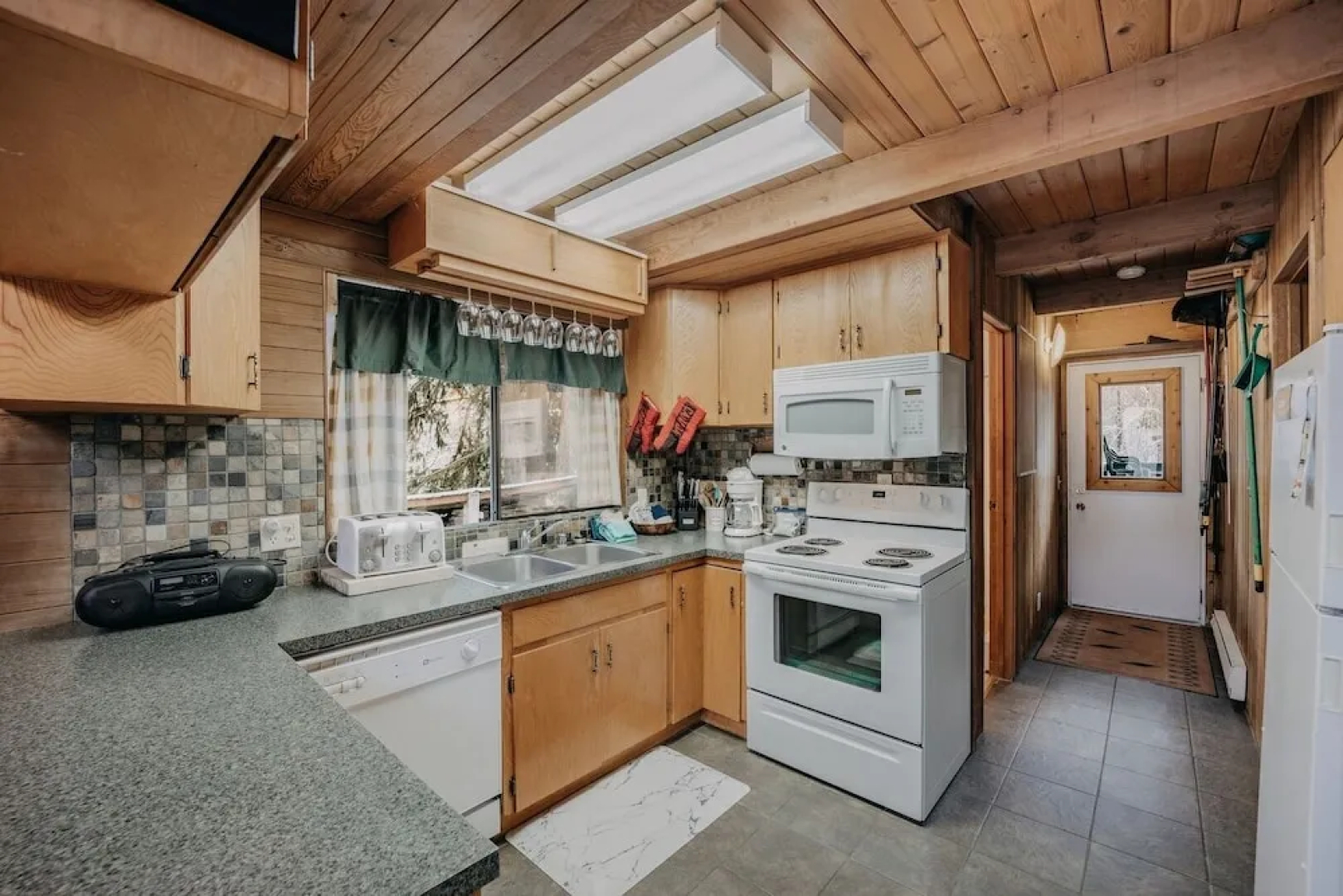 53mbr - Hot Tub - Wi-fi - Sleeps 6 1 Bedroom Home by RedAwning