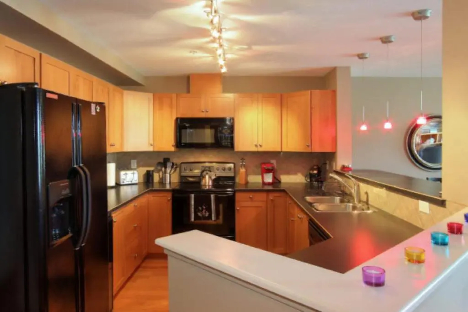 Discovery Bay Resort by Kelowna Resort Acc. - 80+ suites available