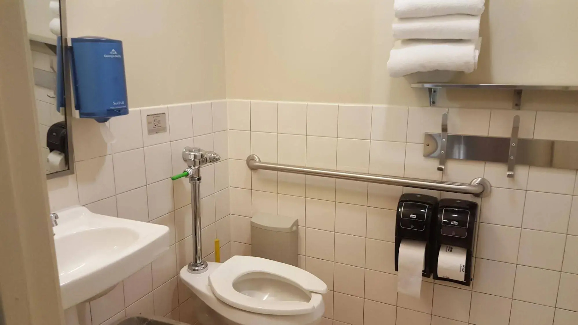 HI Chicago, The J. Ira and Nicki Harris Family Hostel