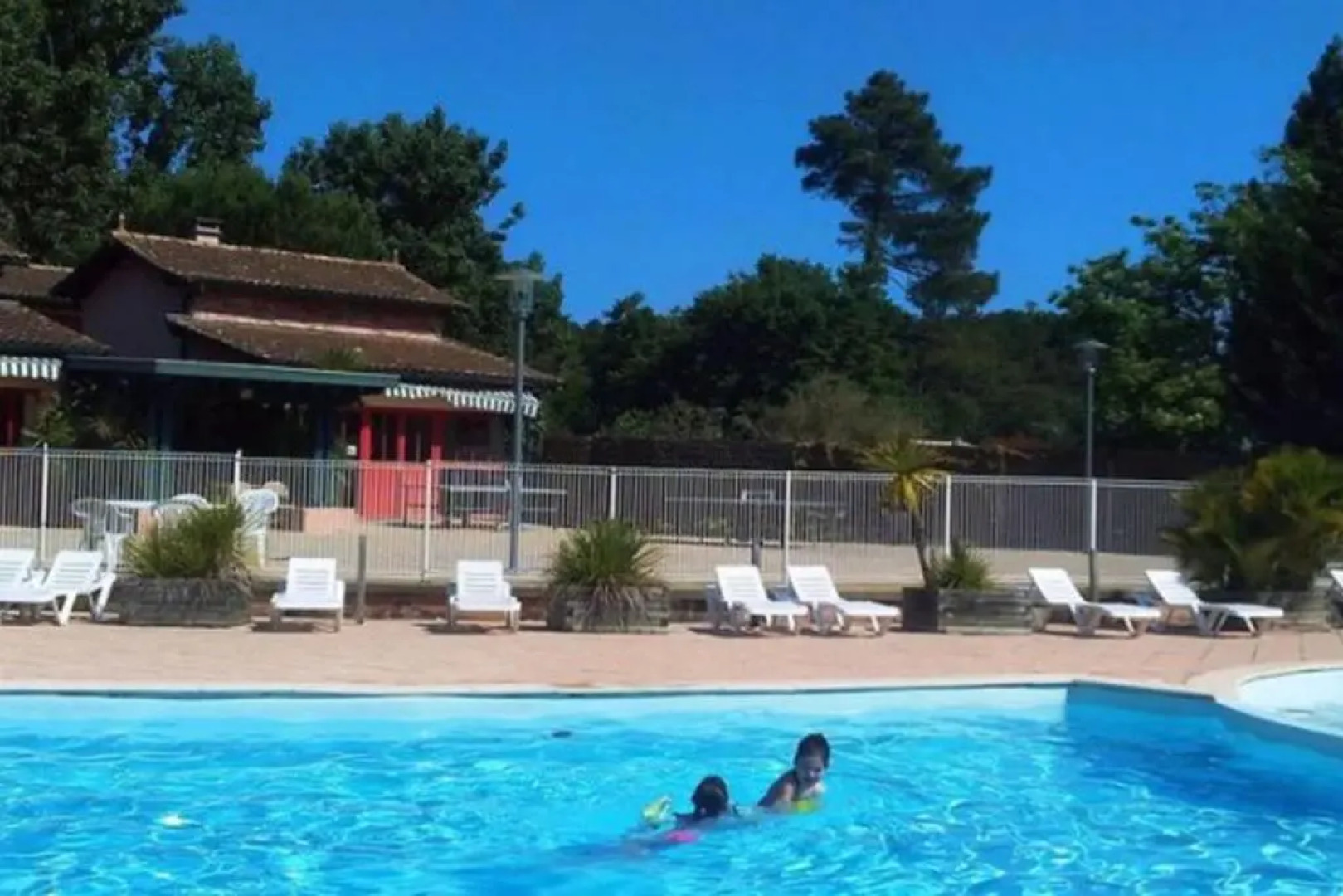 maisonnette 6 pers. dans résidence avec piscine