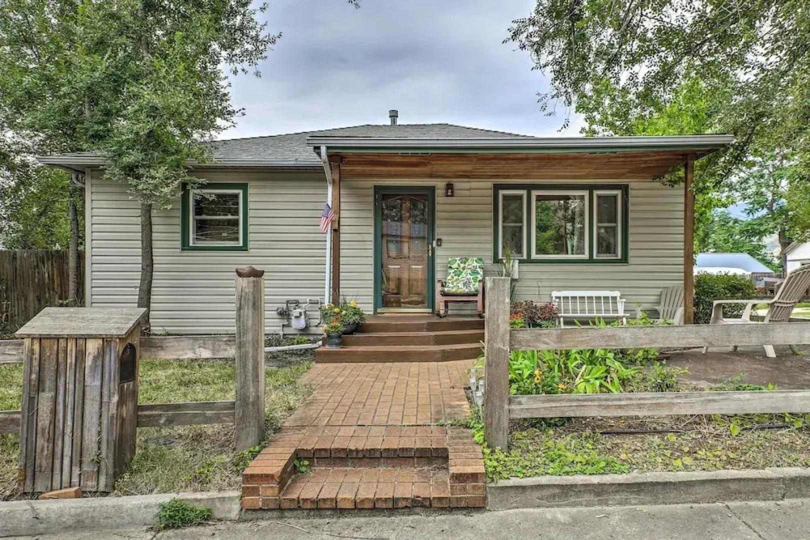 Relaxing Golden Getaway w/ Grill < 1 Mi to Town!