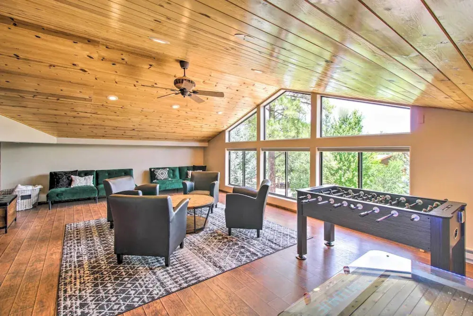 Hot Tub & Game Room: All-season Pinetop Cabin