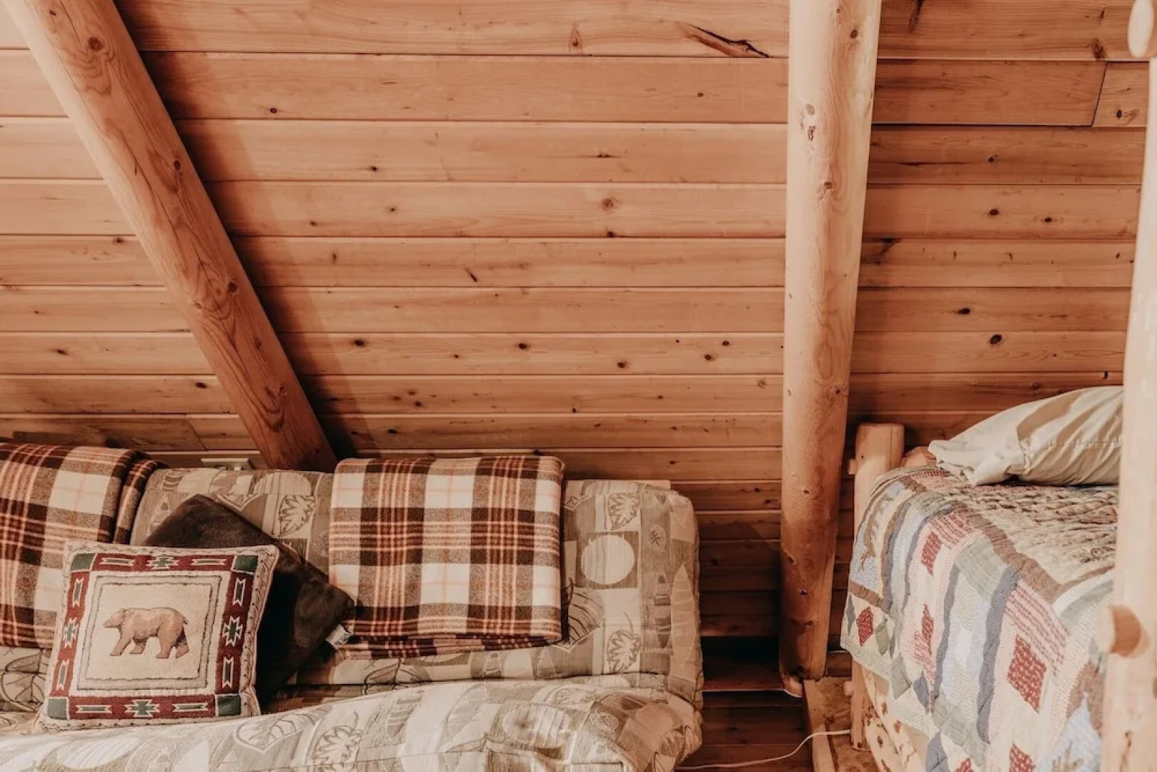 17mbr - Log  - Bbq - Pets Ok - Wifi - Sleeps 8 2 Bedroom Home by RedAwning