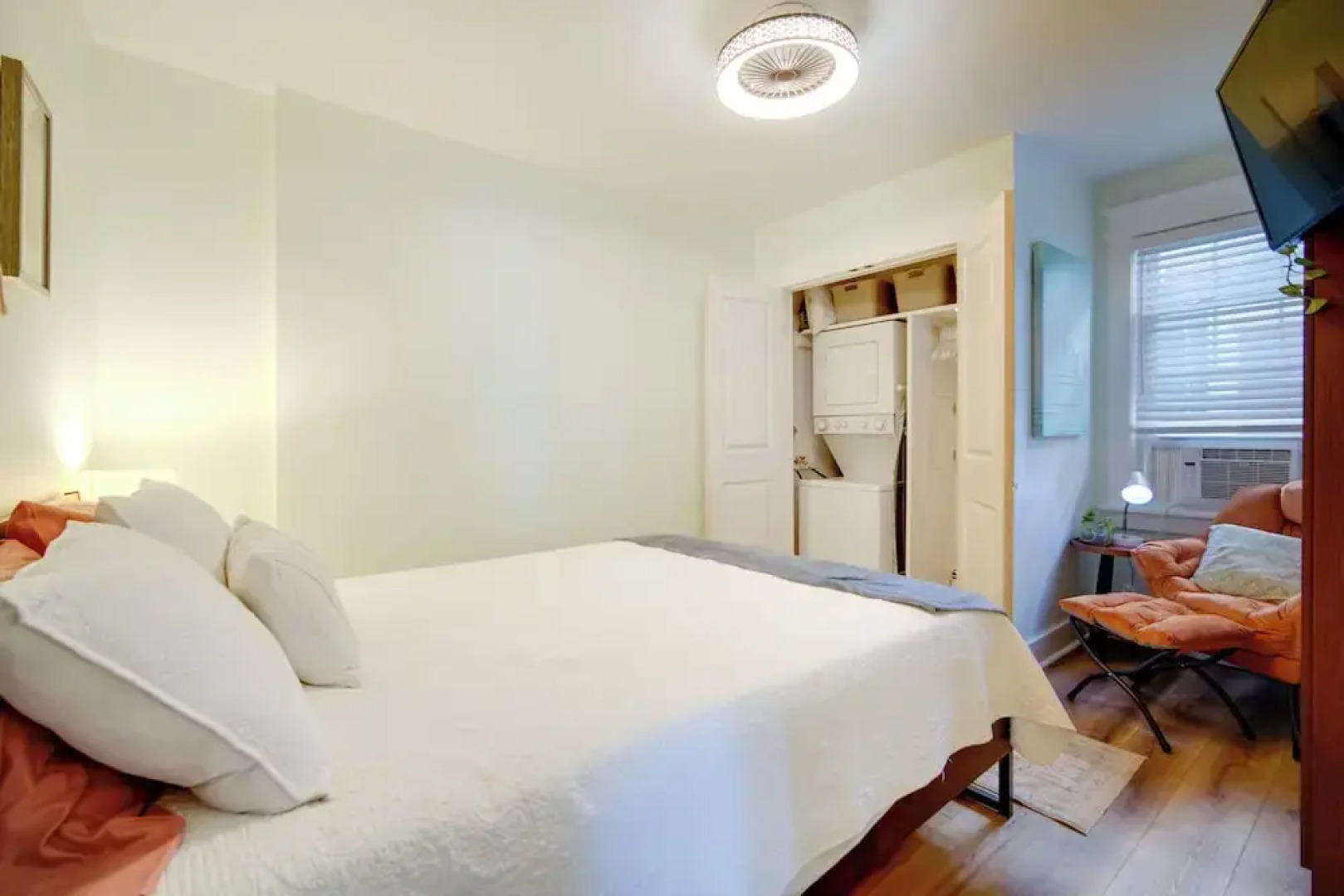 Walk to Beach: Dog-friendly Ventnor City Retreat!