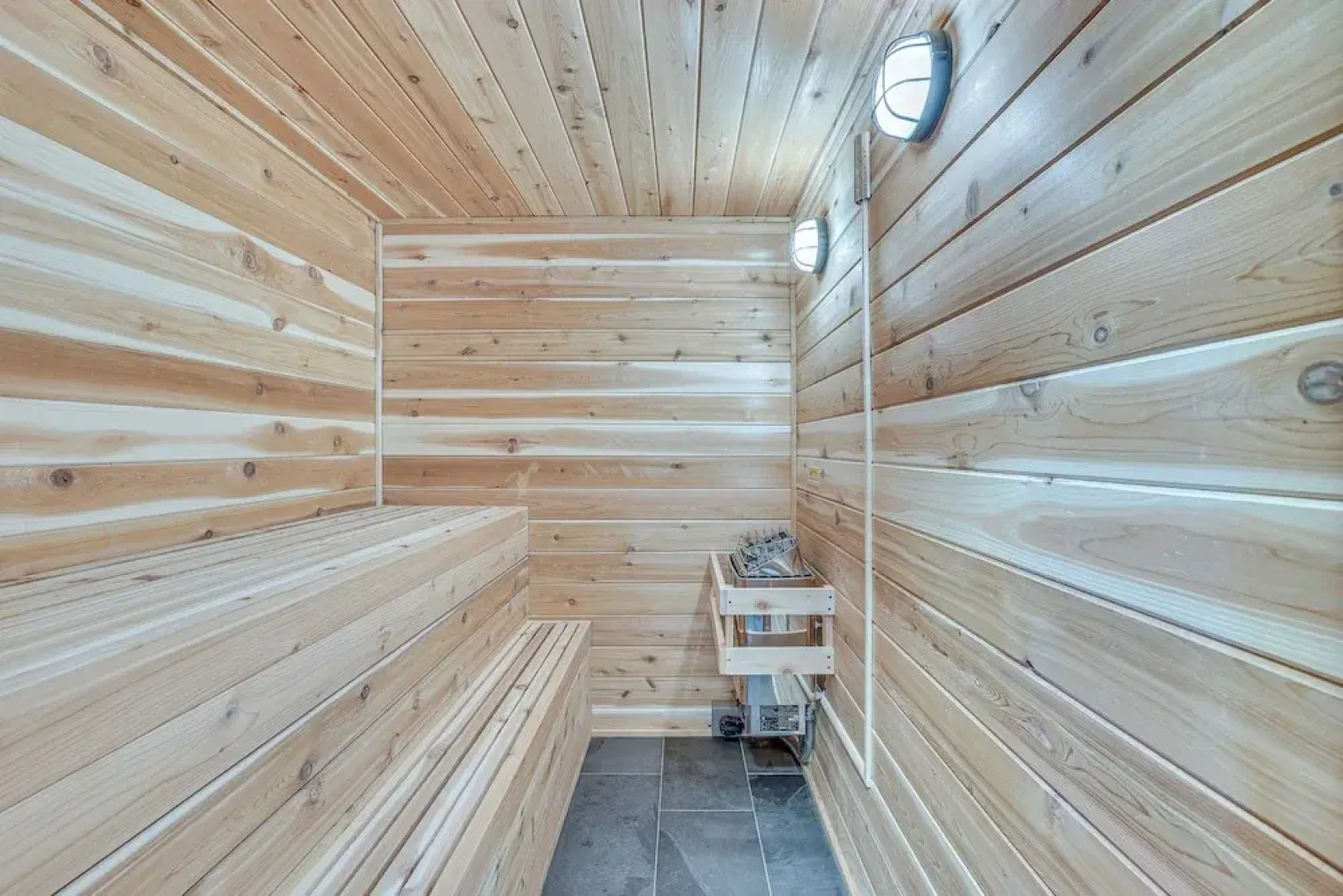 All-season Cabin: Hot Tub & Sauna in Donnelly