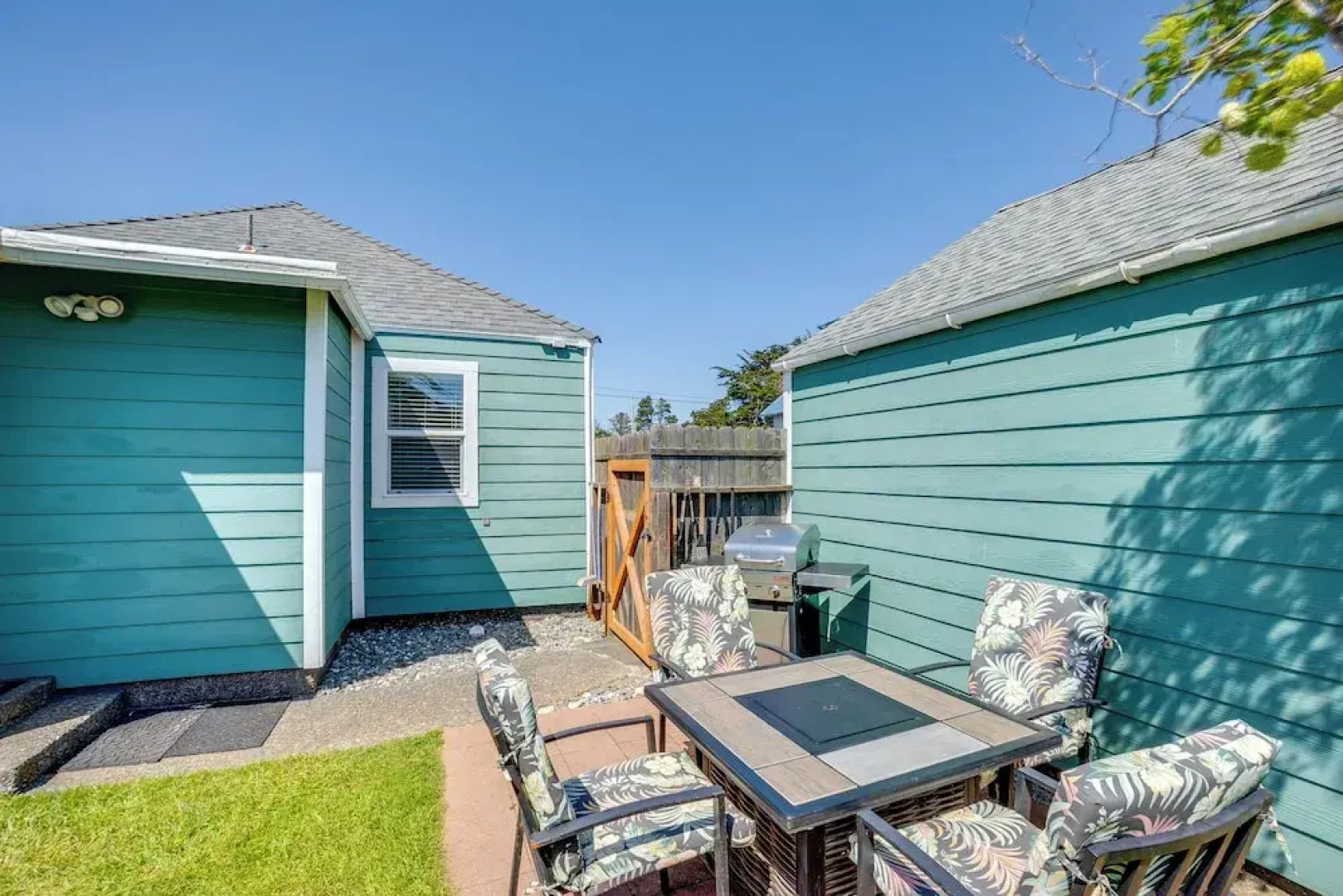 Walk to Gold Beach: Charming Cottage w/ Yard!