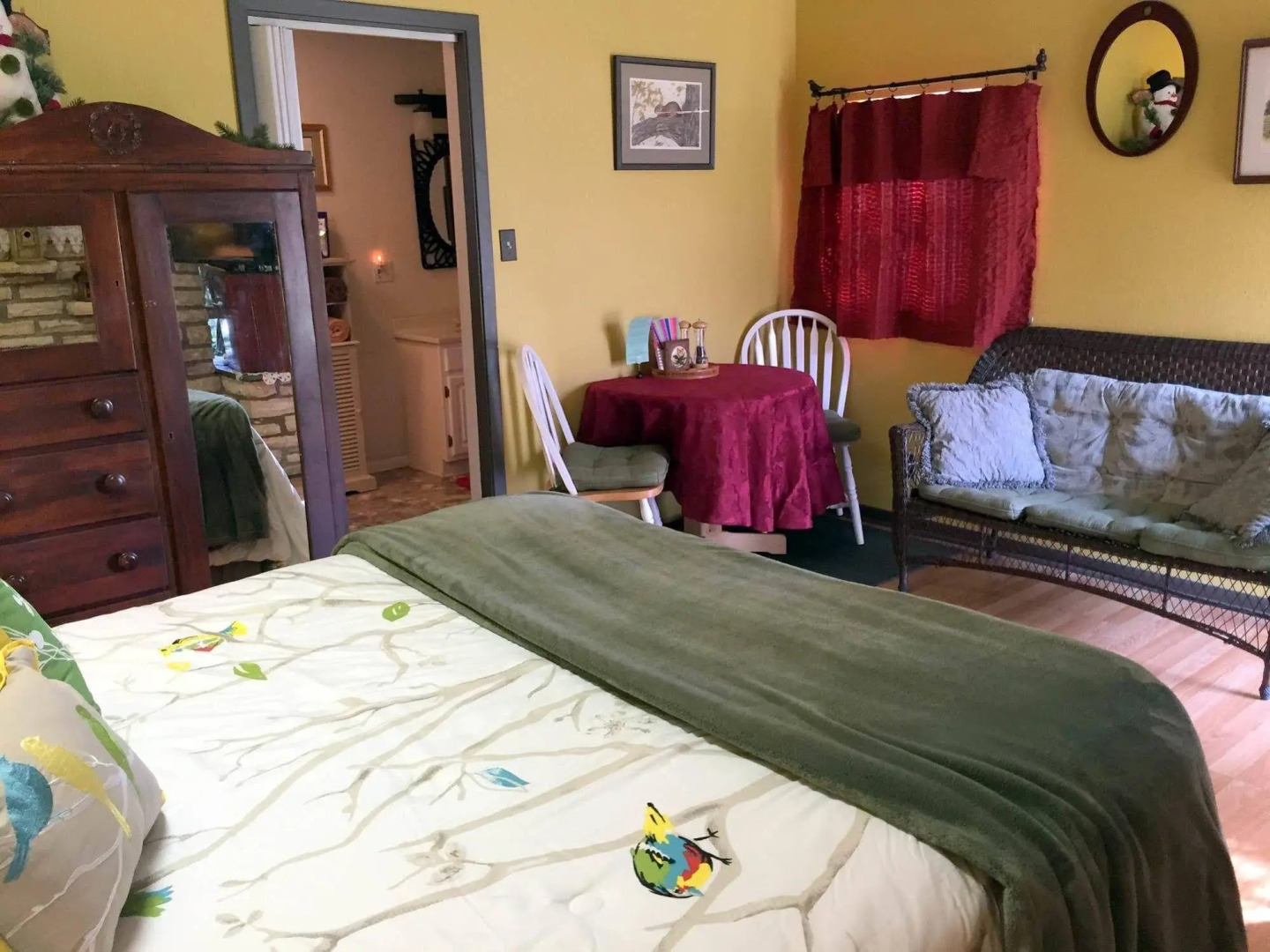 Modern Luxurious Home Near Main W/hot Tub-firepit!