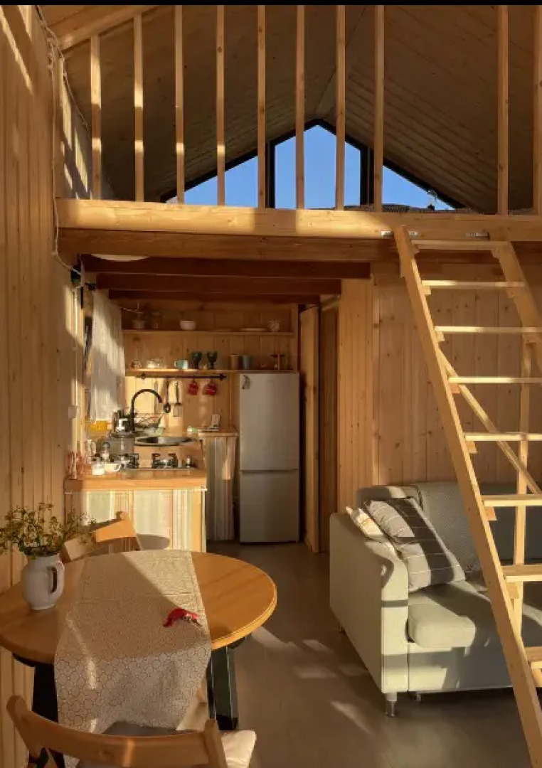 Черный домик