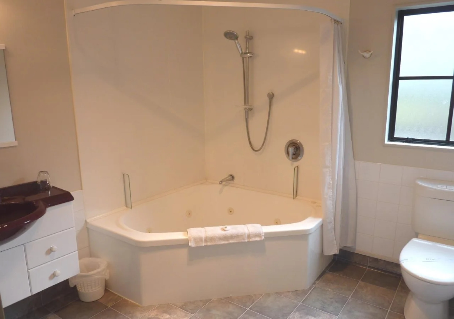 Bk's Pohutukawa Lodge