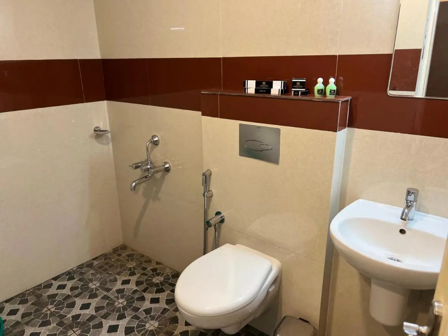 Airport Avenue Plaza