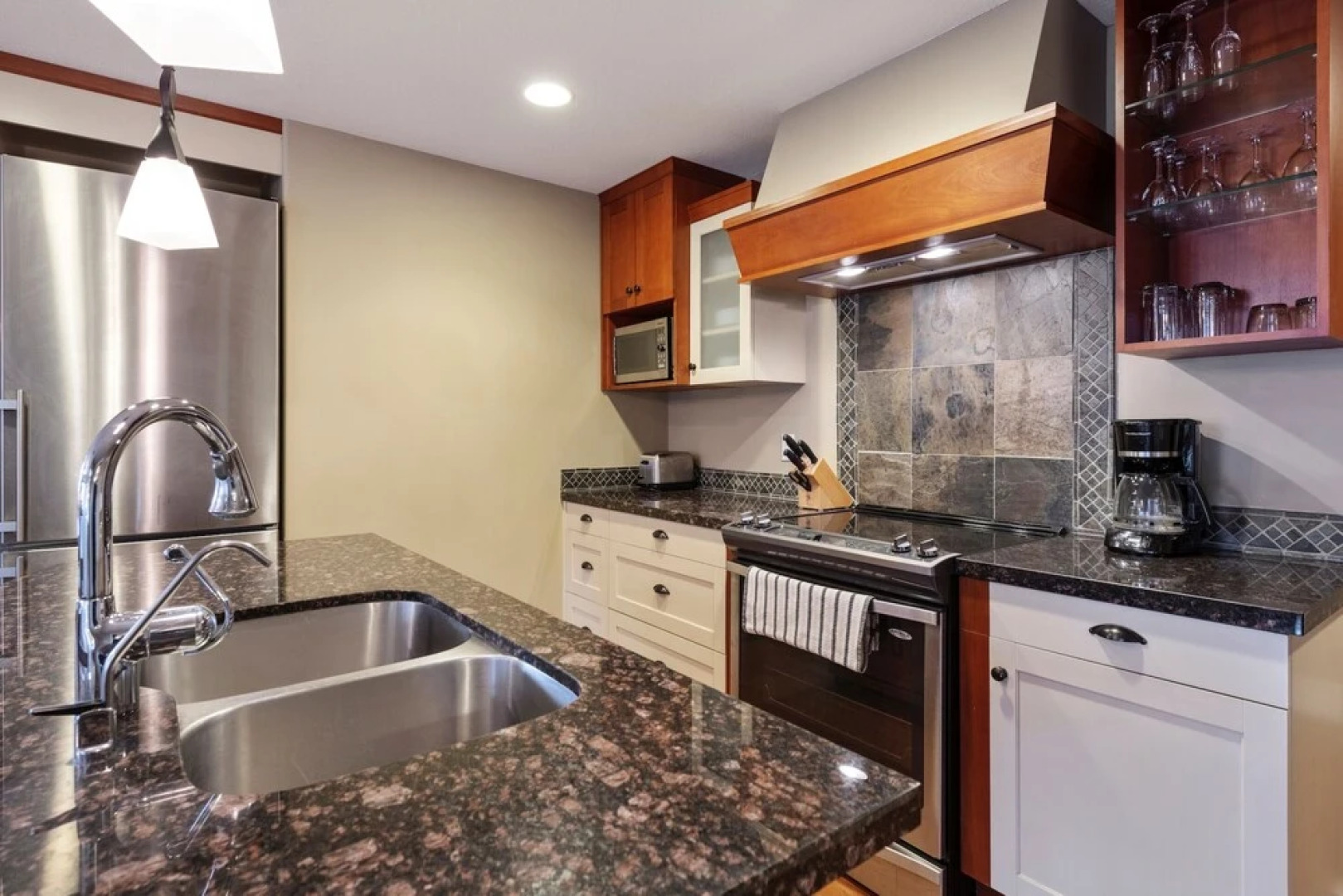 Exquisite 2BR/2BTH Luxury Condo with Mountain View