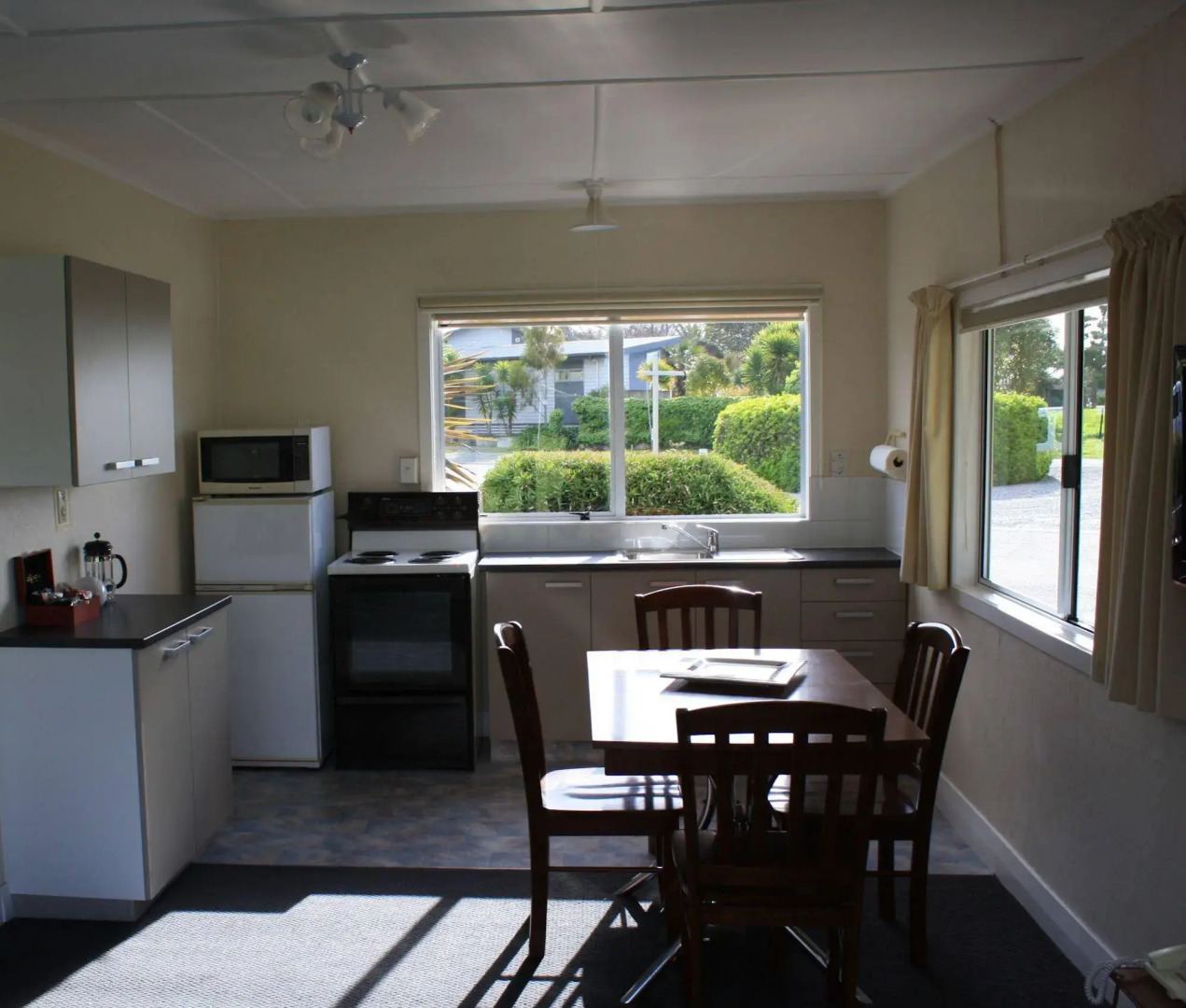 Pohara Beachfront Motel