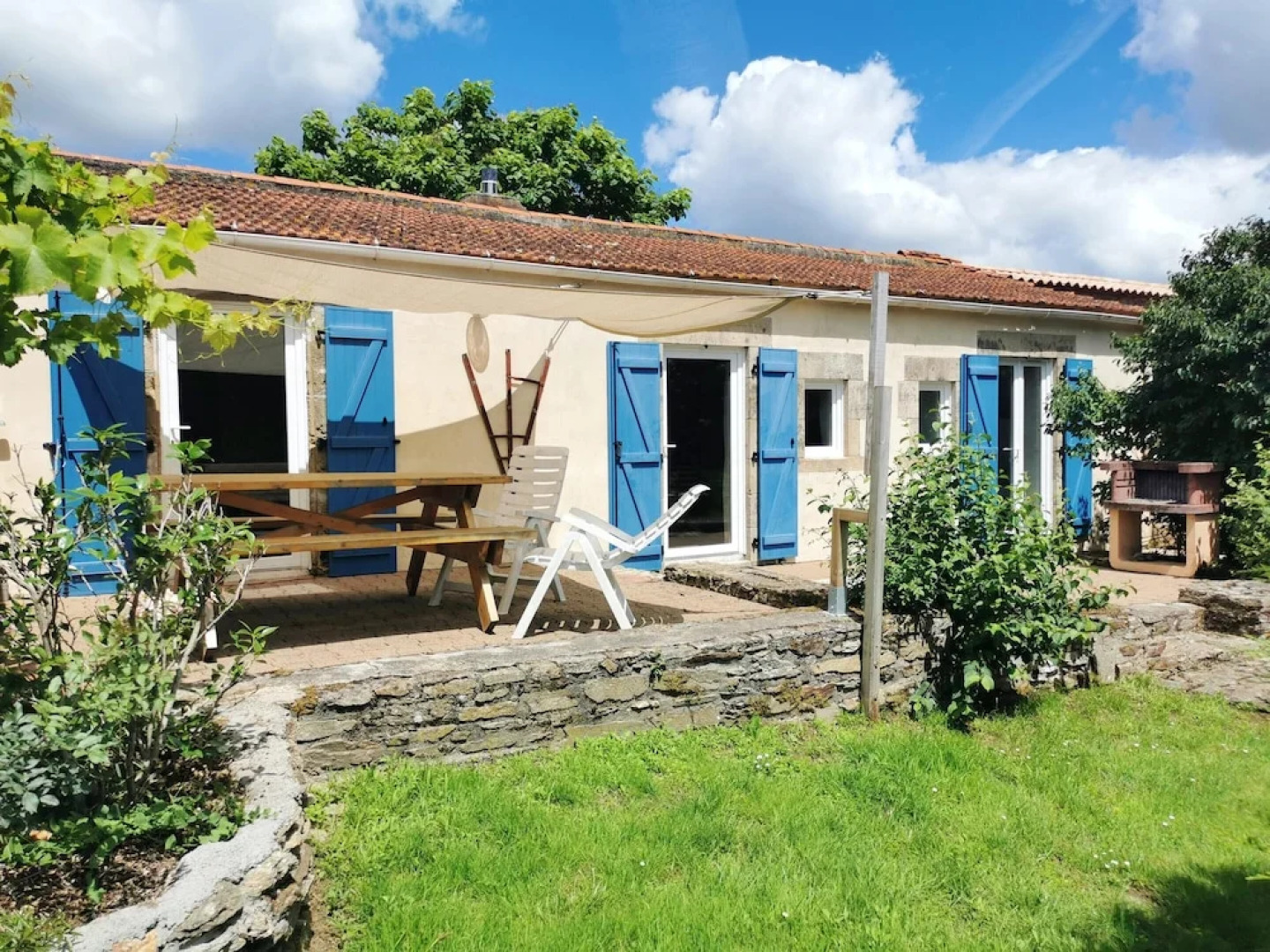 House With 2 Bedrooms in Froidfond, With Pool Access and Furnished Ter