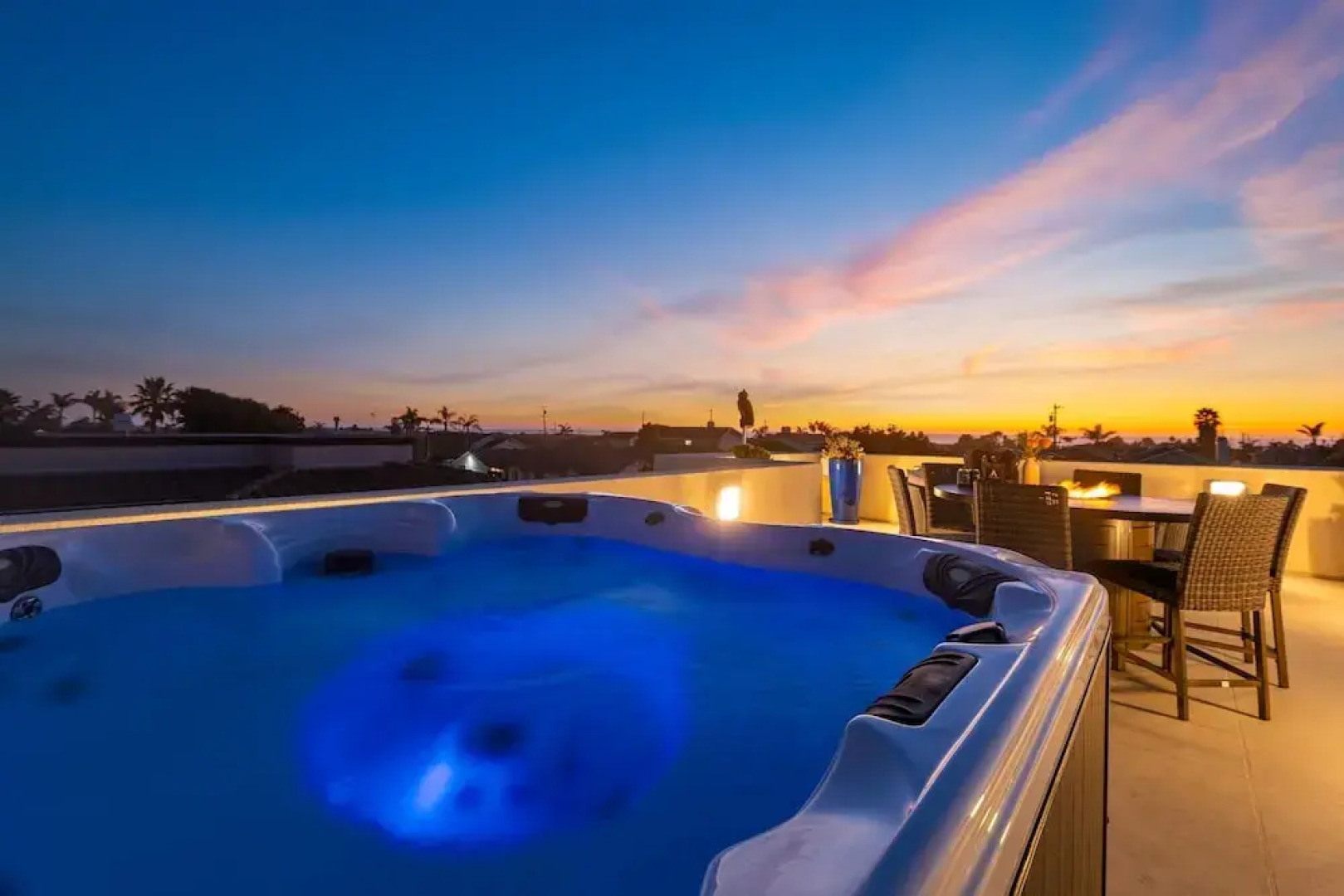 Sunset Serenity by Avantstay Rooftop w Hot Tub Fire Pit 3 Blocks to Beach
