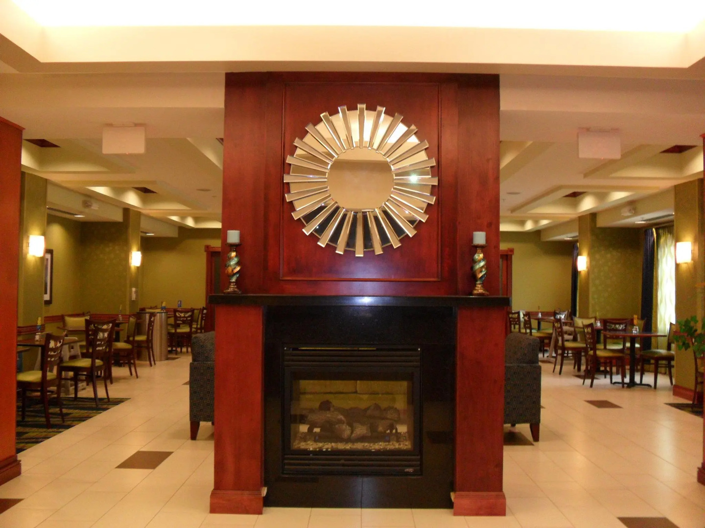 Holiday Inn Express and Suites Urbandale by IHG