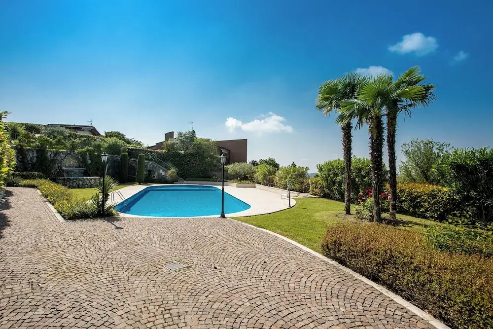 Blue Flat With Shared Pool and Private Garden Near Salò