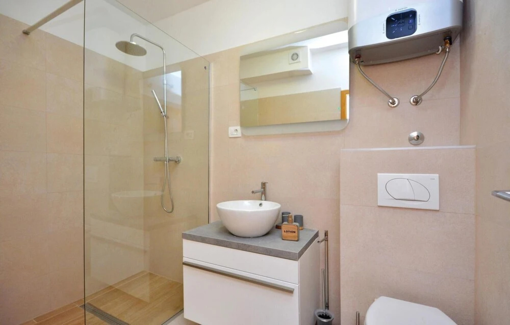 Amazing Home in Zrnovnica With Wifi and 2 Bedrooms