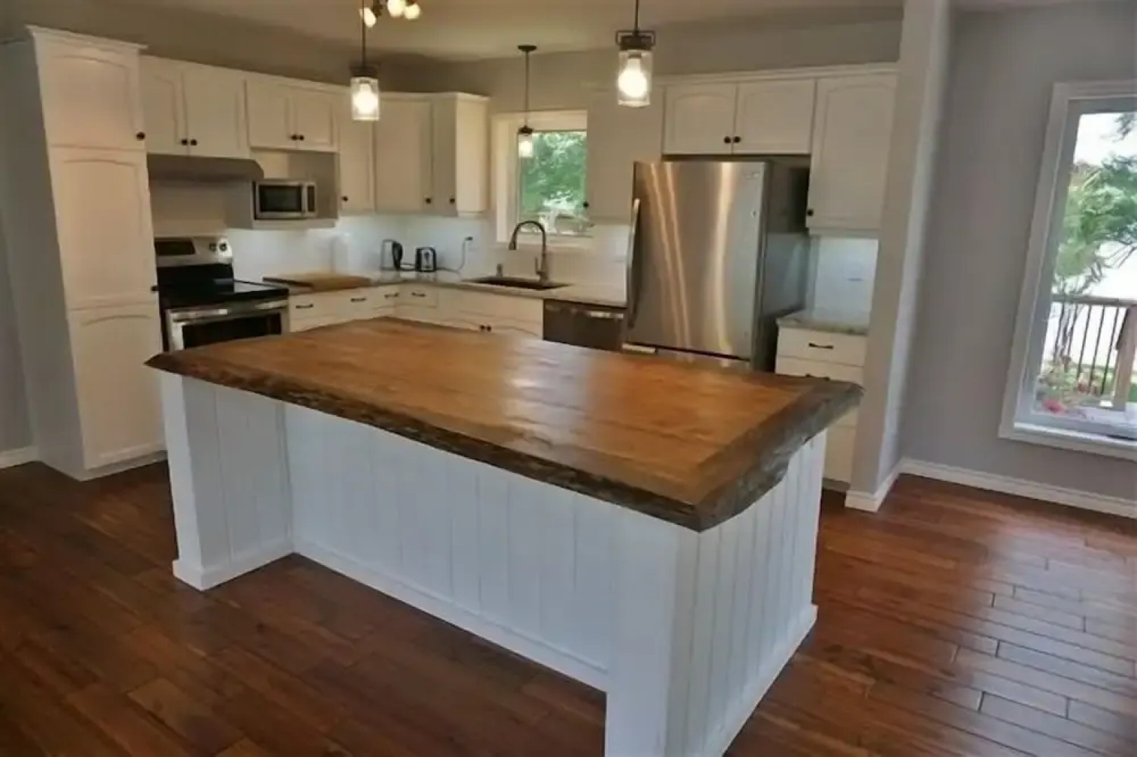 433 Kamaniskeg Lake 3 Bedroom Cottage