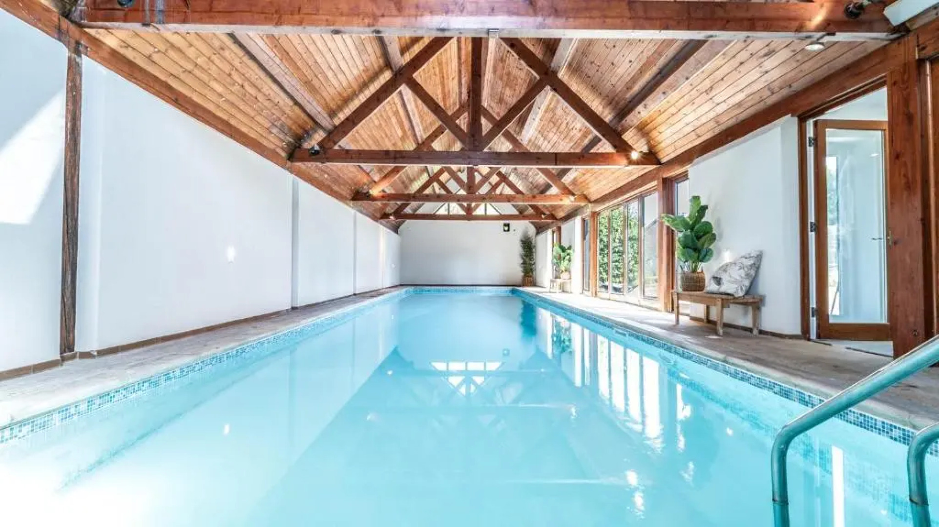 Cosey 2 Bed Cottage With Pool 35 Mins From London