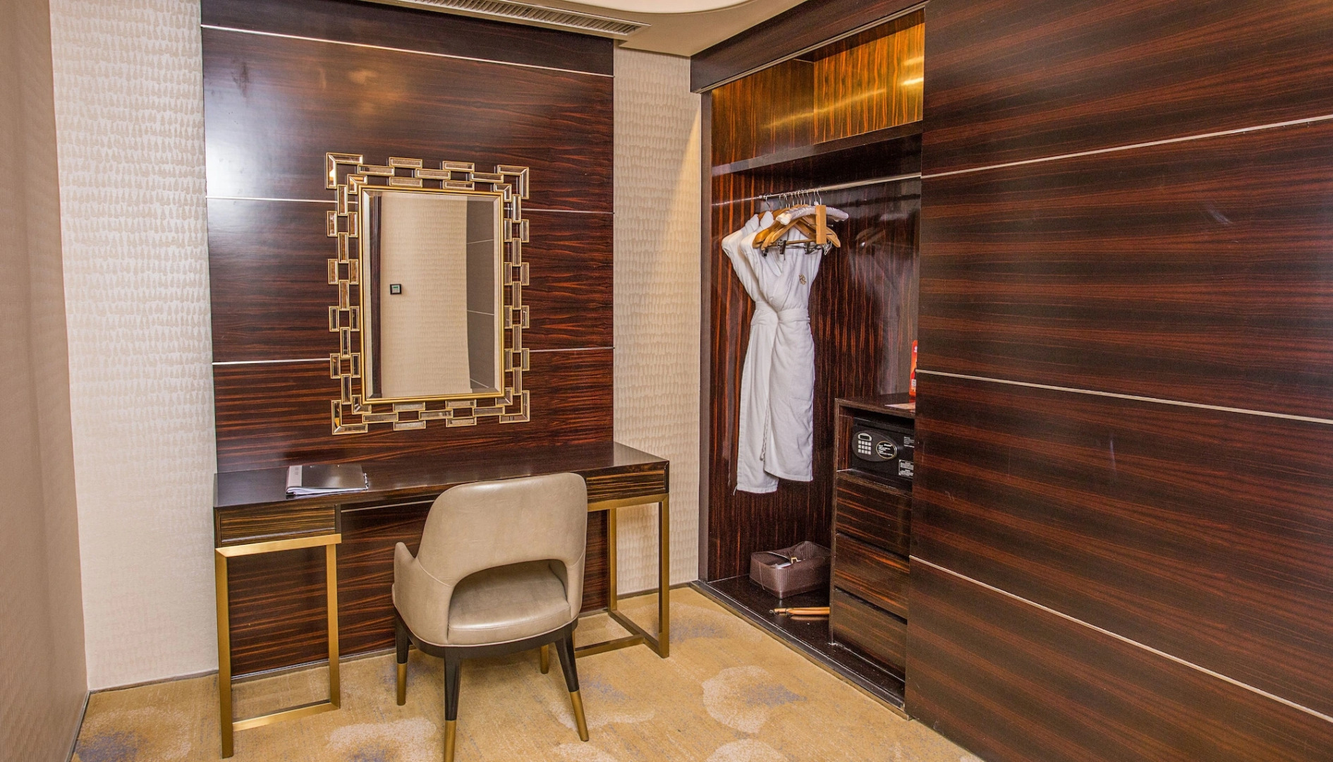 Chateau Star River Hotel