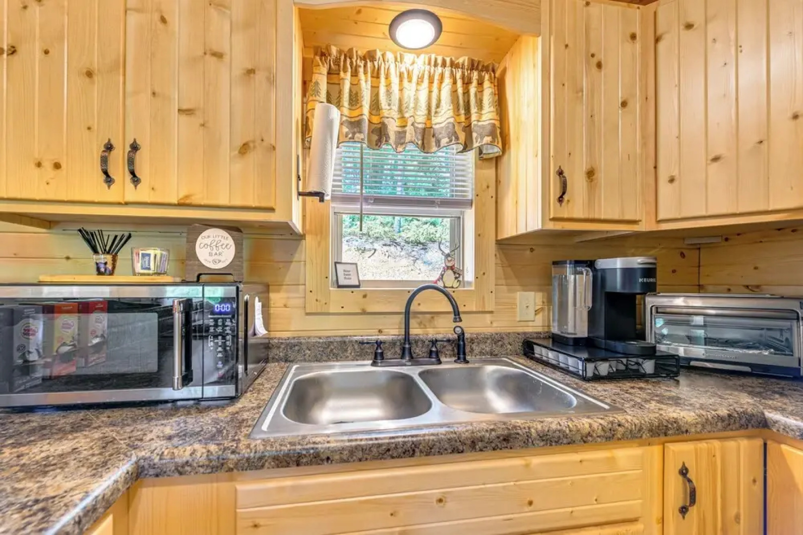 11 Mi to Smoky Mtns: Dog-friendly Sevierville Home