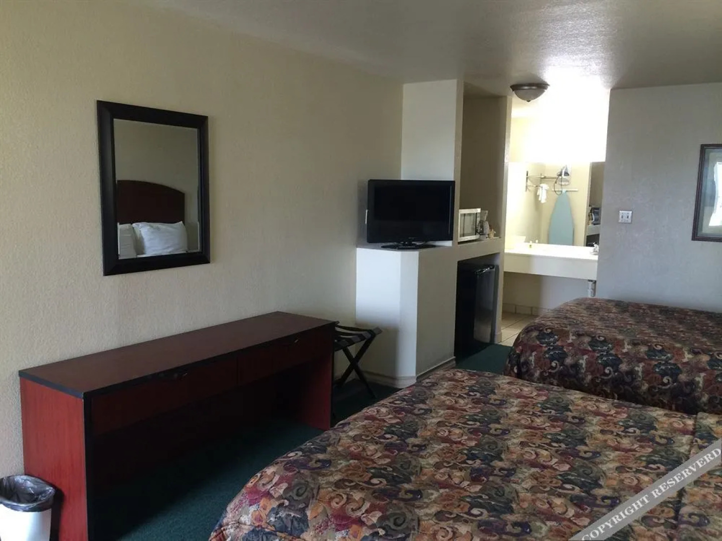 Country Hill Inn and Suites