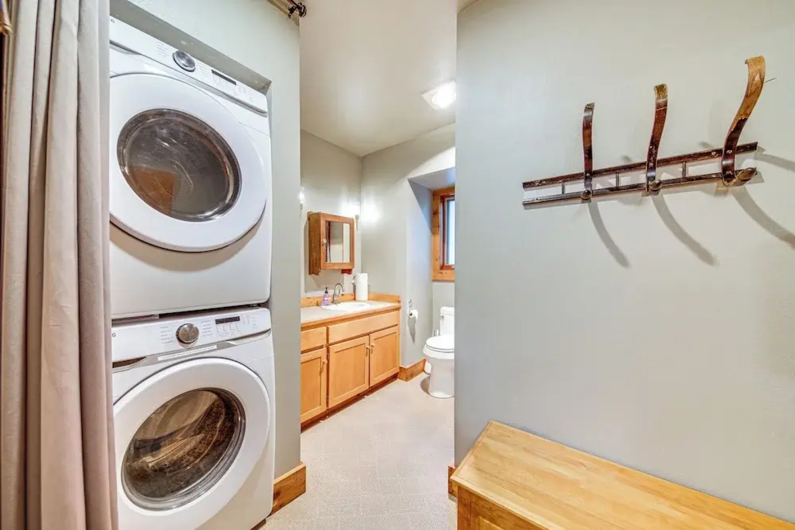 Riverfront Skykomish Cabin w/ Private Hot Tub!