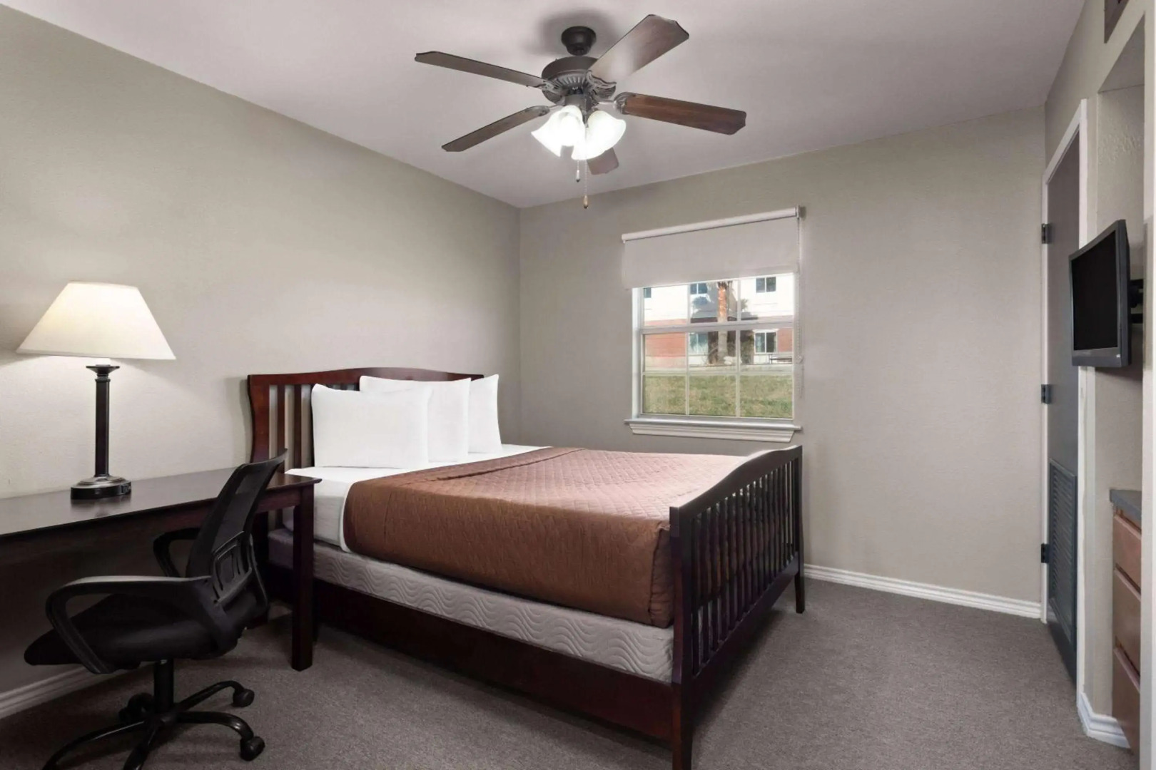 Eagle's Den Suites Kenedy a Travelodge by Wyndham