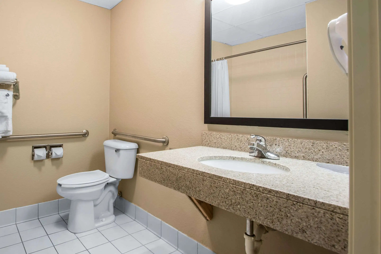 Quality Inn & Suites East Troy I-43