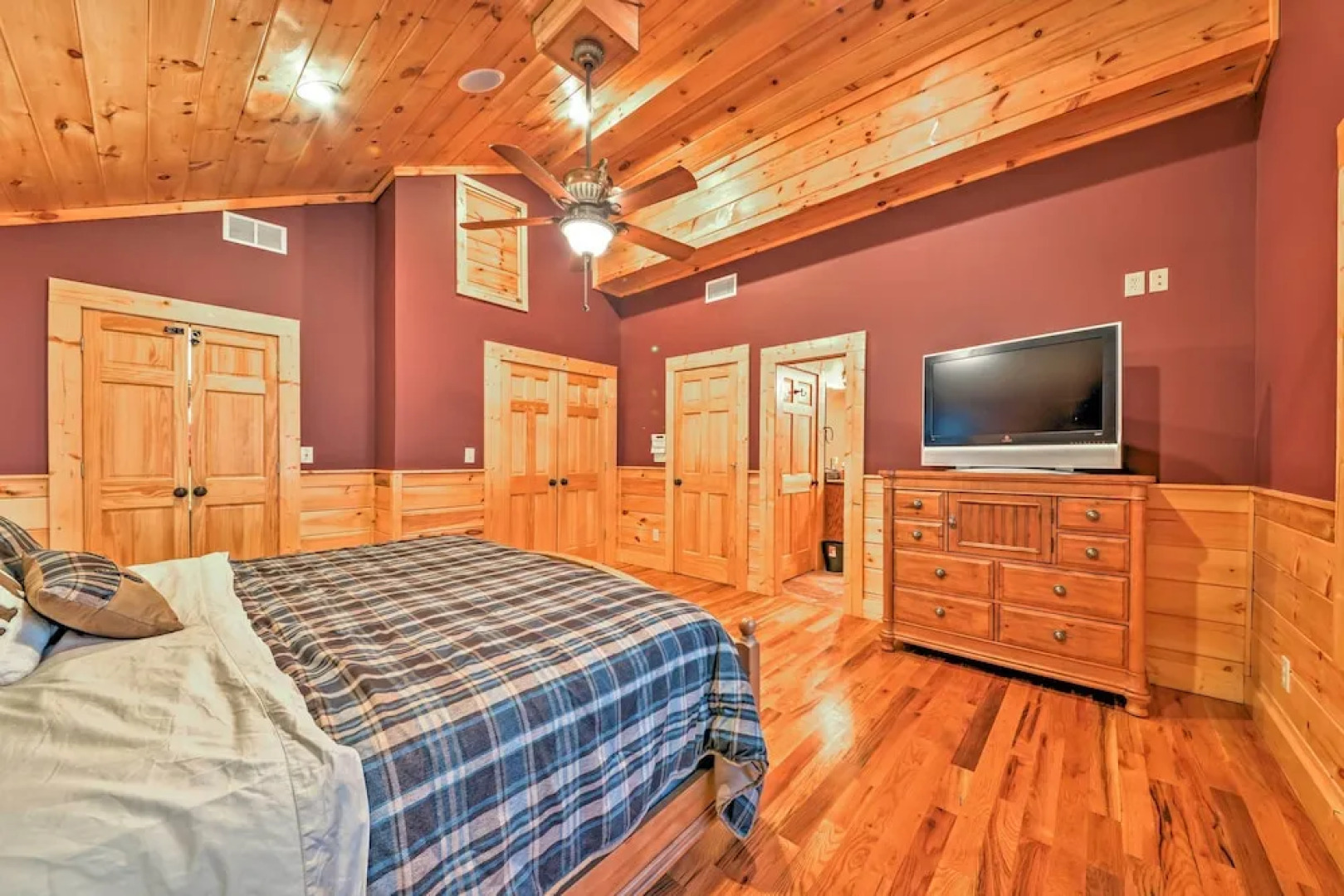 'the Cozy Bear Cabin: Upscale Deck & Mtn Views!