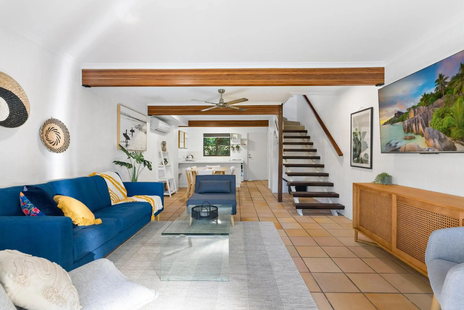 Stylish Townhouse, private courtyard walk to beach