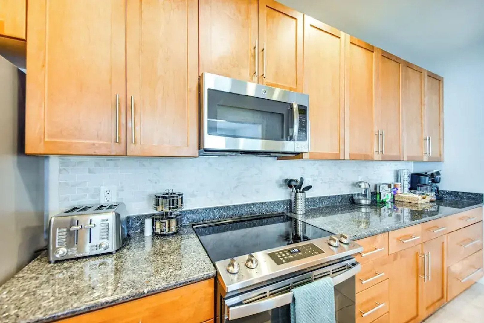 Inviting Norfolk Family Retreat: 1 Block to Beach!