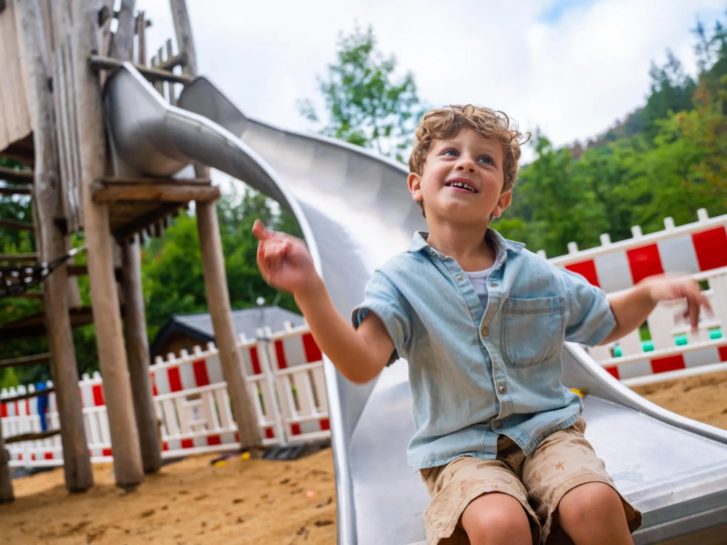 Contemporary chalet with airco, in a holiday park, in a natural environment