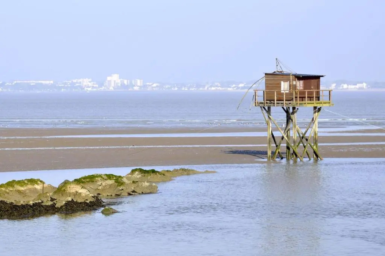 Villa bord de mer avec piscine couverte, bain nordique, salle de jeux.
