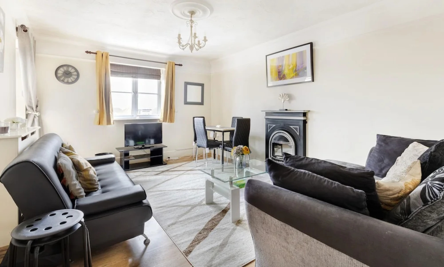 2 Bed Apartment Sleeps 5 - Free Parking, Balcony