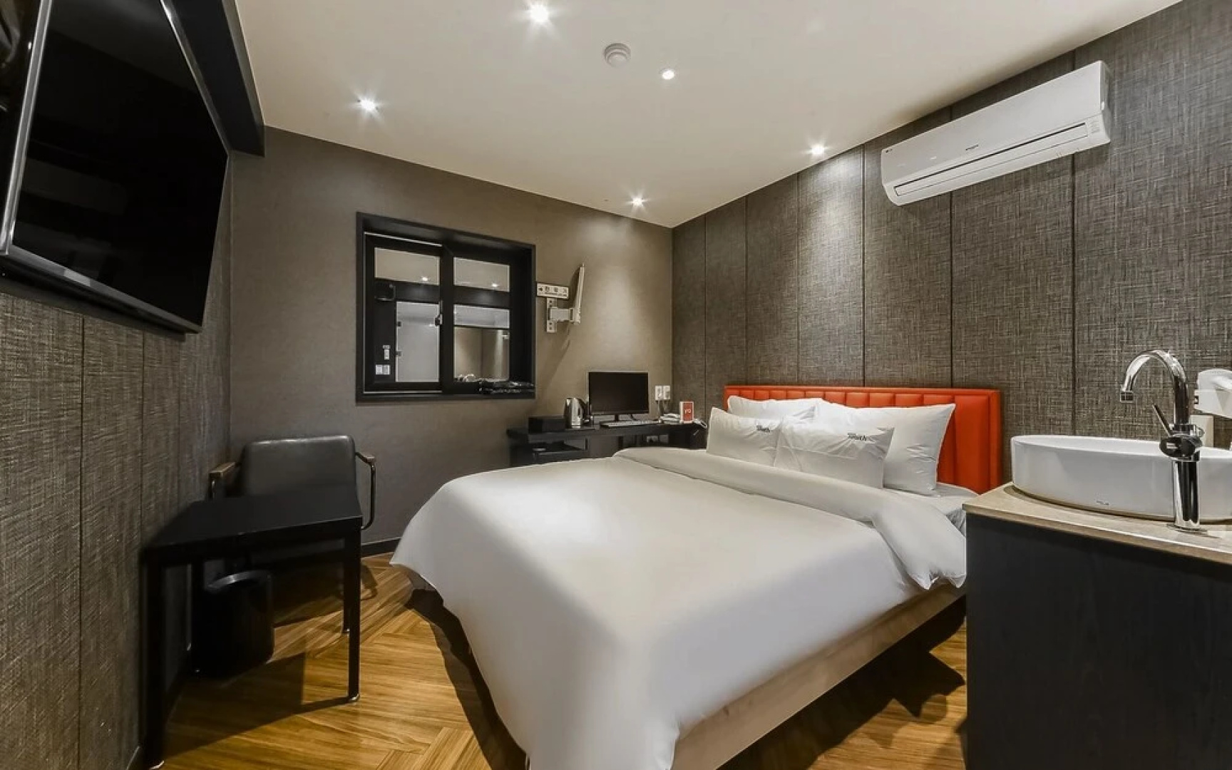 September Hotel