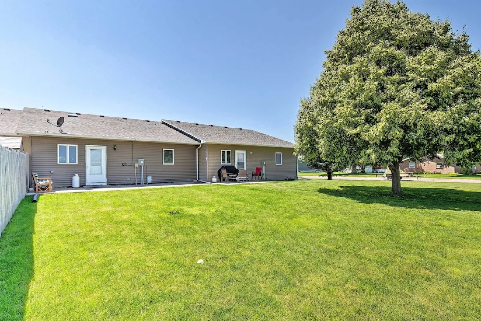 Elwood Townhome w/ Patio - 7 Mi to Johnson Lake