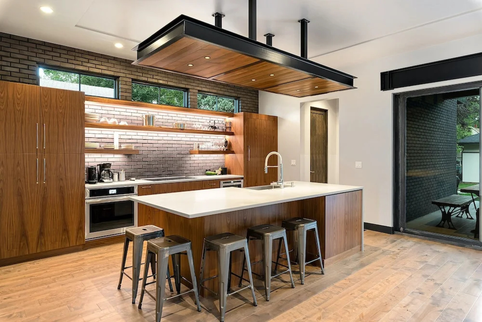 Relaxing in Paradise W Private Roof Top Deck!!