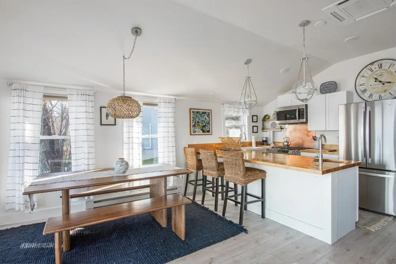 Cozy Lakeshore Cottage