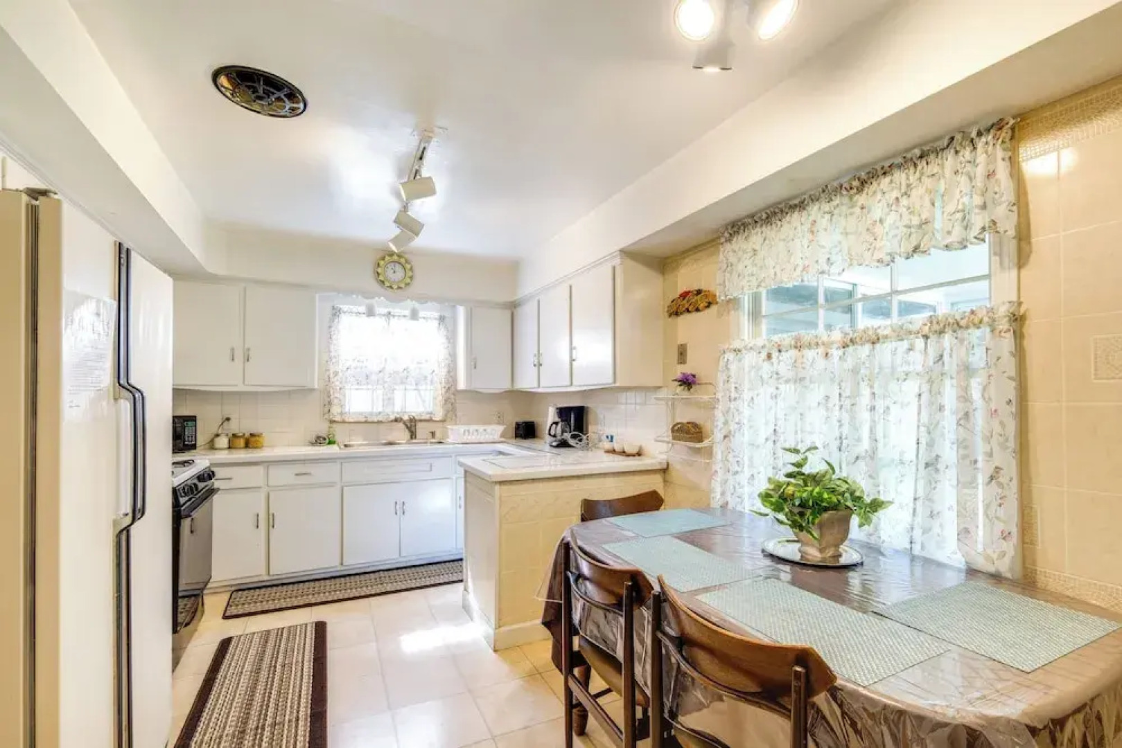 Cleveland Heights Home w/ Sunroom: Park Across St!