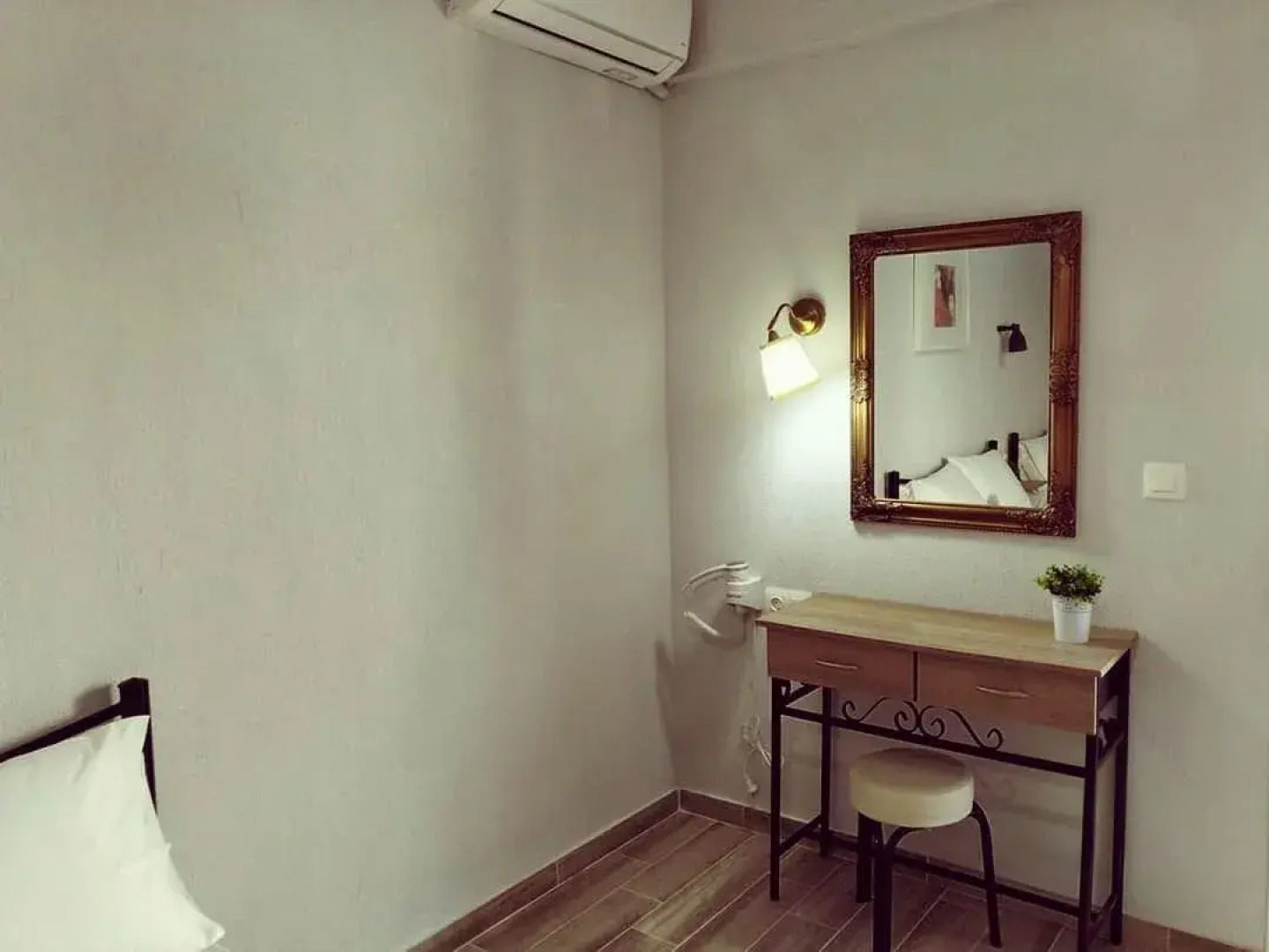 Gatos Village Studios & Apartments