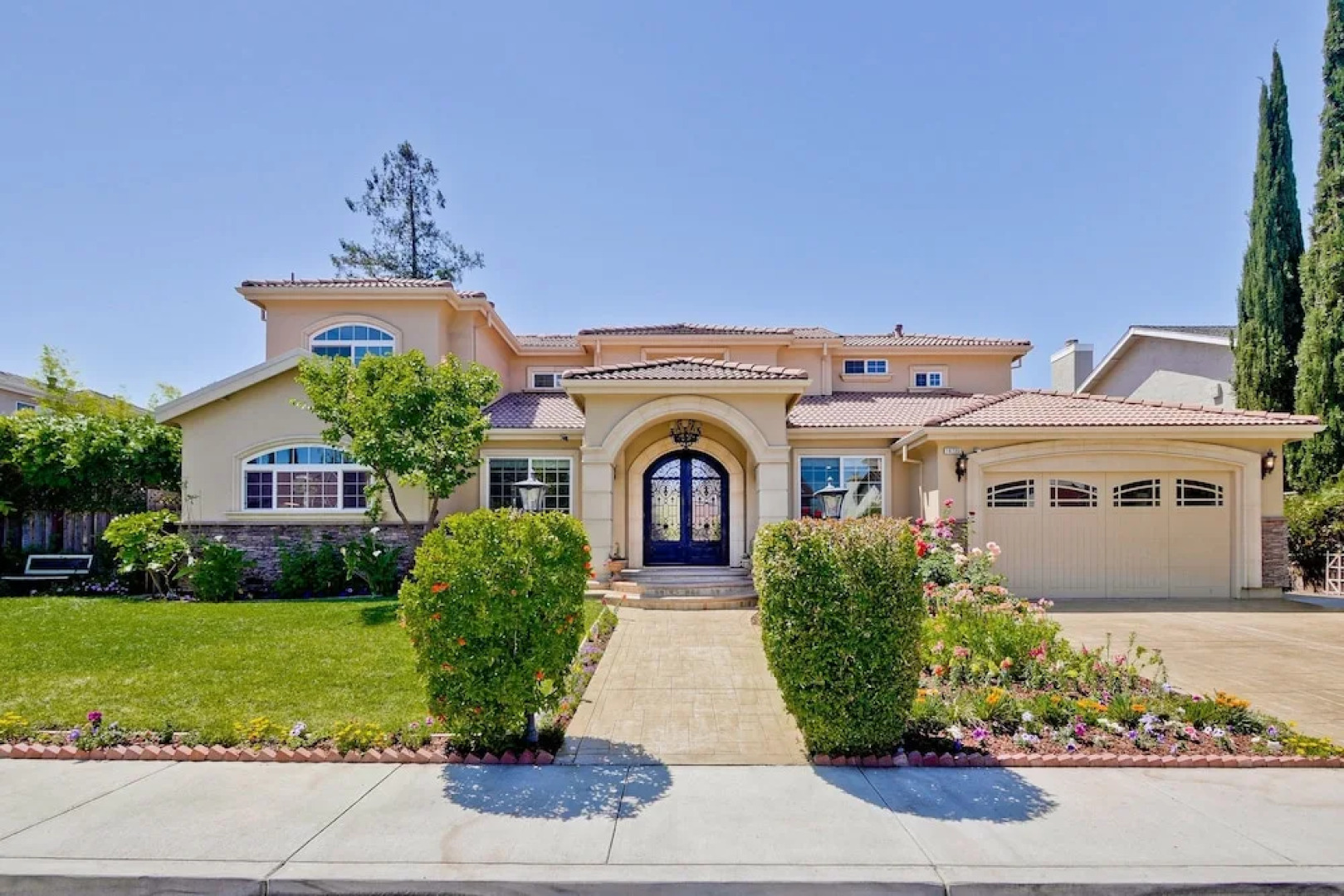 Private Luxury Guest House/ Suite / Executive 1 Bedroom Apts