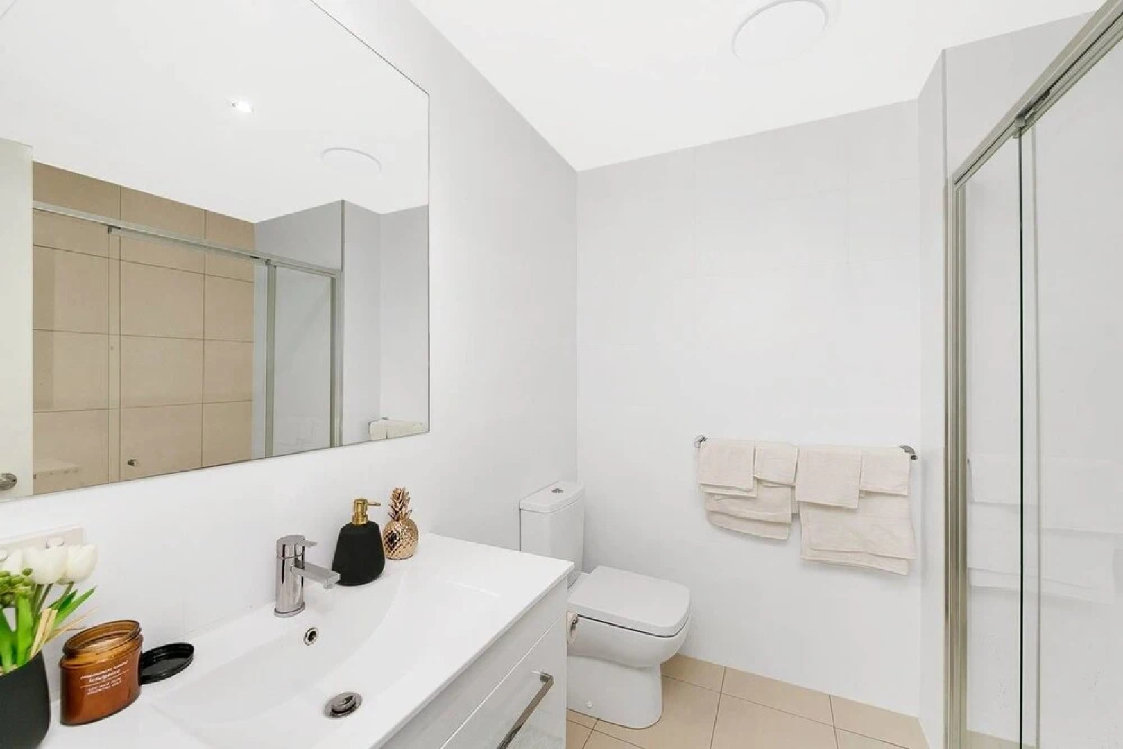 City Central Designer Apartment with Parking