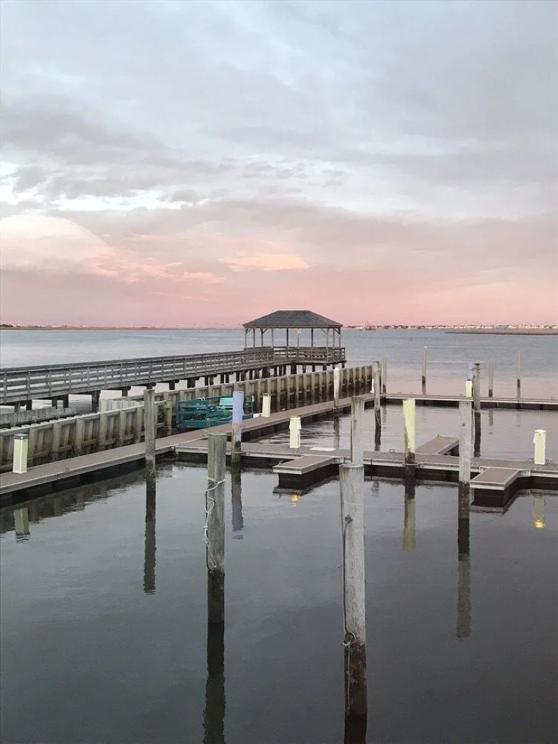 Tavern on the Bay Hotel & Marina