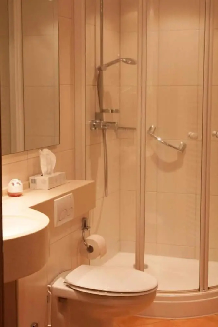 Harmony beim Holzschnitzer