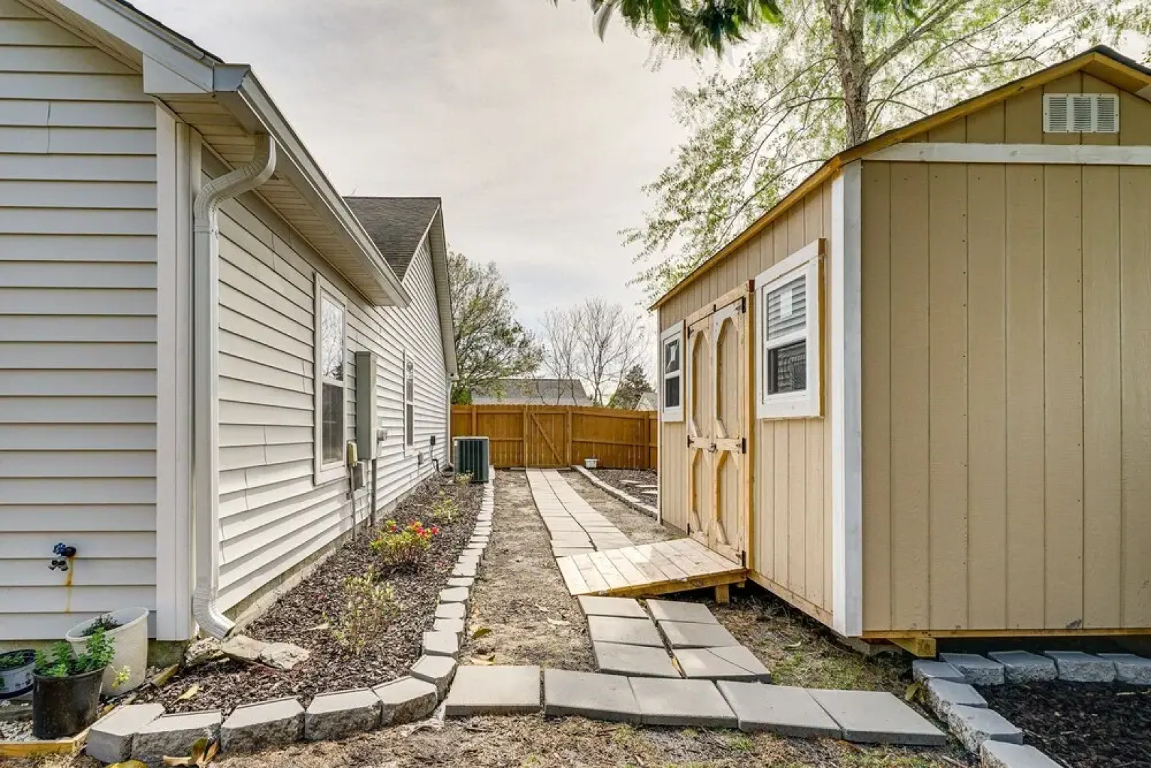 Wilmington Home ~ 7 Mi to Wrightsville Beach!