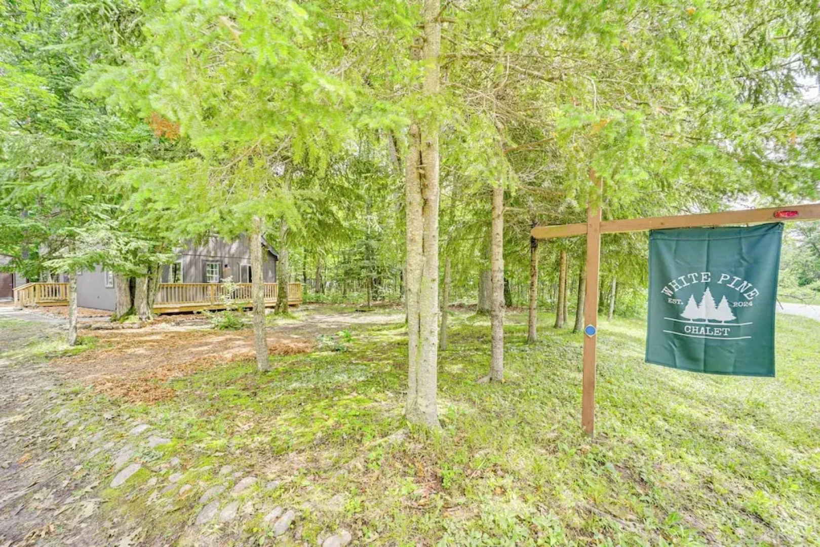 Roscommon Chalet w/ Hot Tub Near Higgins Lake!