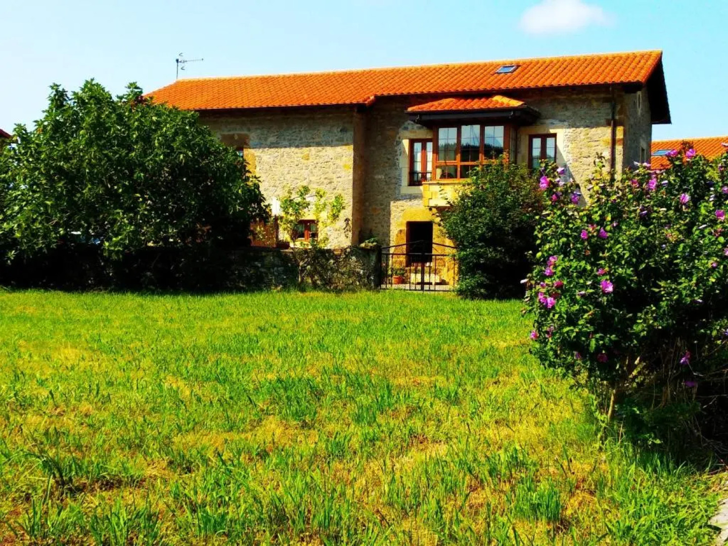 Casa Amplia Con Jardín Y Aparcamiento G-100147